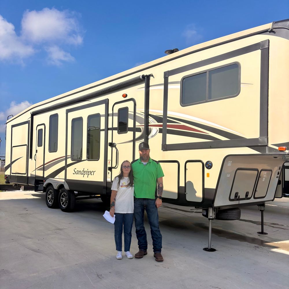 Yeehaw! Another happy camper rolls out! Big congrats to the Tarrant family on your 2018 Forest River Sandpiper 379FLOK!