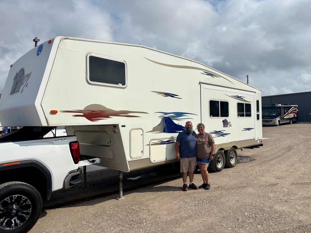 Congrats to the Flores Family, the newest Happy Campers of Howdy RV! They just rolled out in their pre-owned 2005 Holiday Rambler